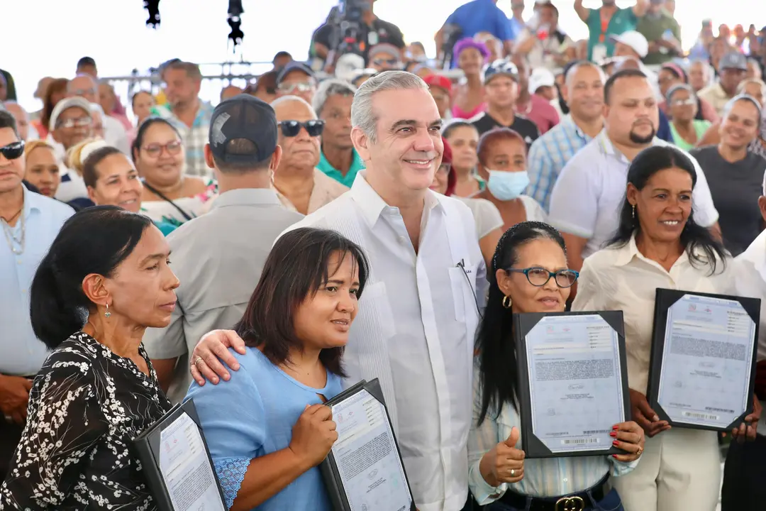 Abinader entrega de titulos de propiedad