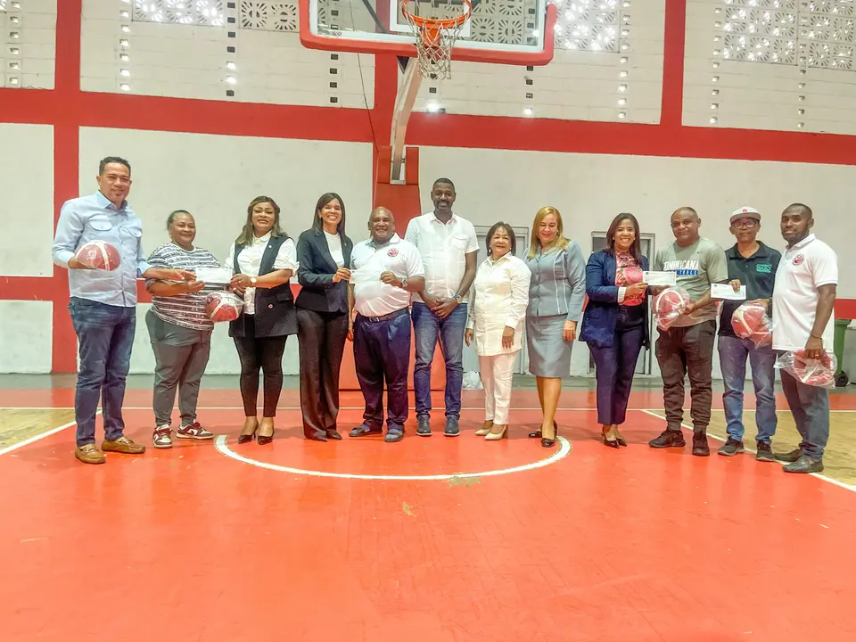 Entregan recursos econ&oacute;micos y utiler&iacute;a deportiva a equipos del primer tbs femenino 