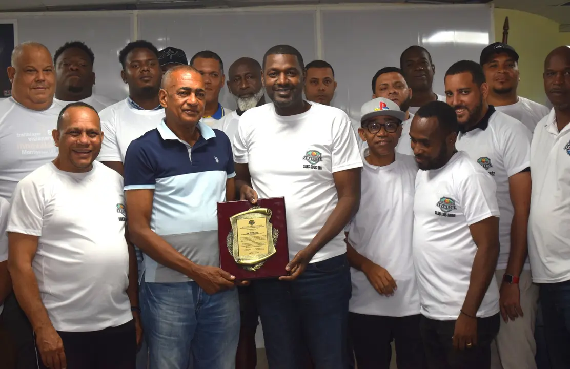 William Cabral, presidente de ABASADO, acompa&ntilde;ado de directivos de la entidad, entrega una placa de reconocimiento al presidente de Fedombal, Rafael Uribe, la cual es recibida por Jos&eacute; Esteban&nbsp;Borrom&eacute;.