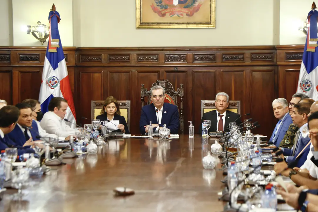Funcionarios del gobierno / fuente externa