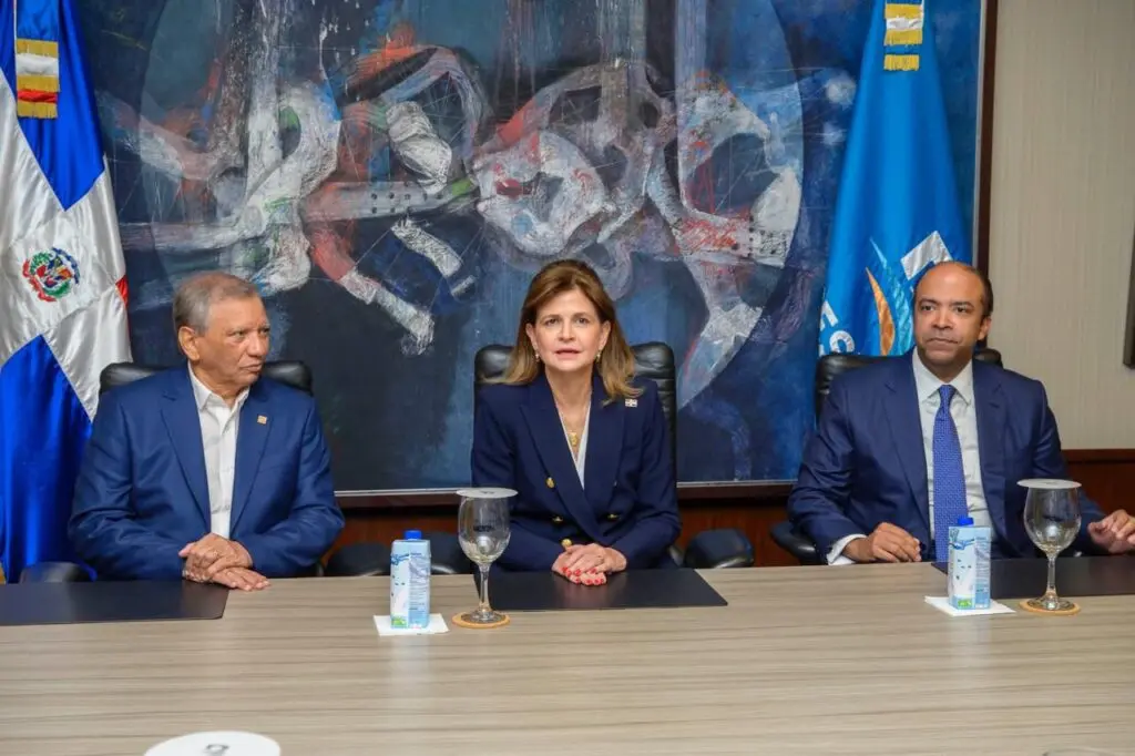 Vicepresidenta juramenta a Leonardo Aguilera como presidente ejecutivo de Banreservas 02