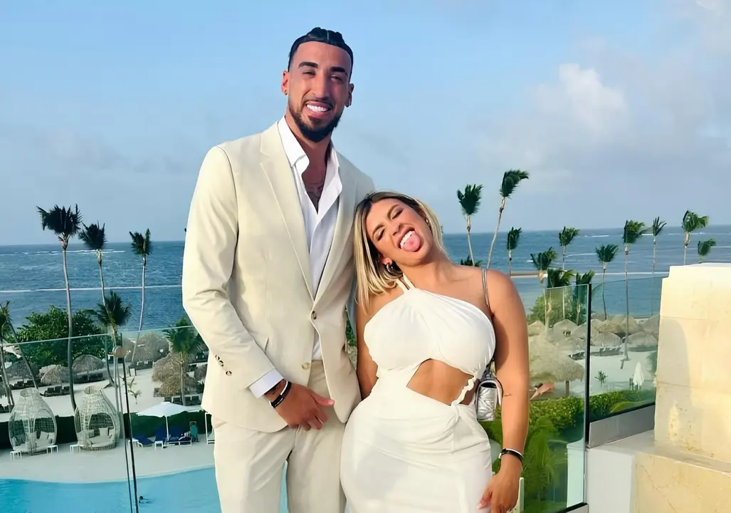 Chris Duarte junto a su esposa / Imagen externa.