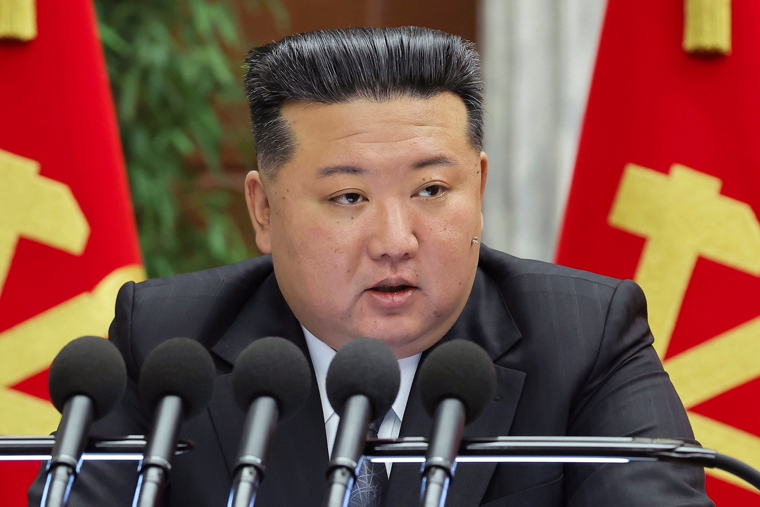 En esta imagen difundida por el gobierno de Corea del Norte, el mandatario norcoreano Kim Jong un pronuncia un discurso durante una reuni&oacute;n celebrada entre el 23 y el 27 de diciembre de 2024, en Pyongyang, Corea del Norte. (Agencia Central de Noticias de Corea/Korea News Service v&iacute;a AP, Archivo)