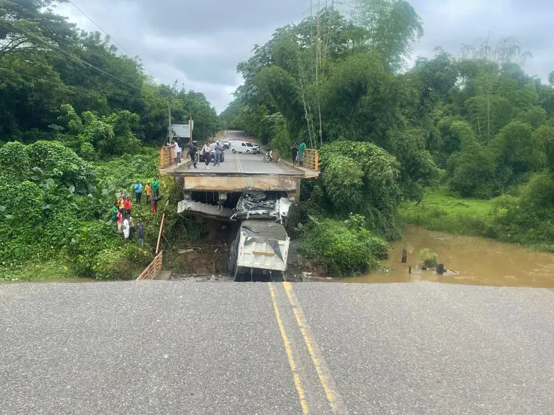 Colapsa puente en Yamas&aacute; chofer result&oacute; muerto