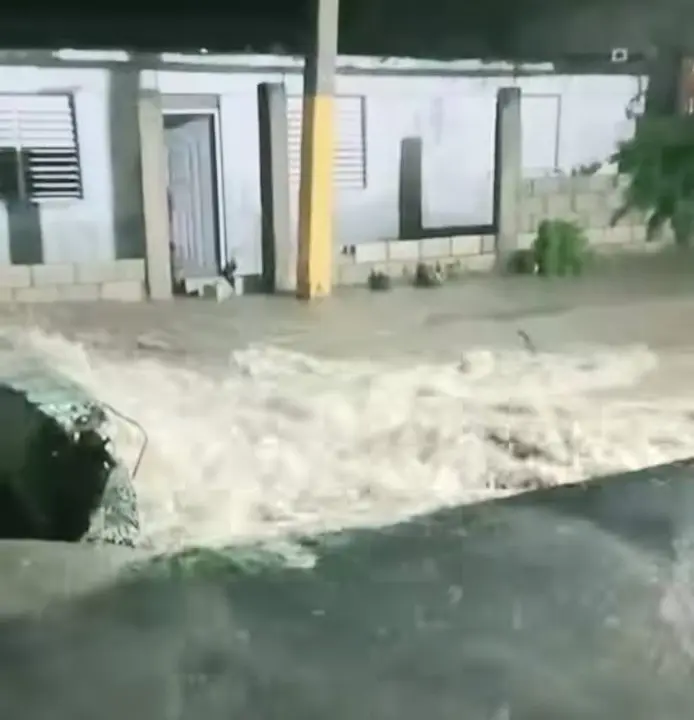 Se desborda canal lateral Sabana Yegua tras ser afectado por Inundaciones | Foto externa