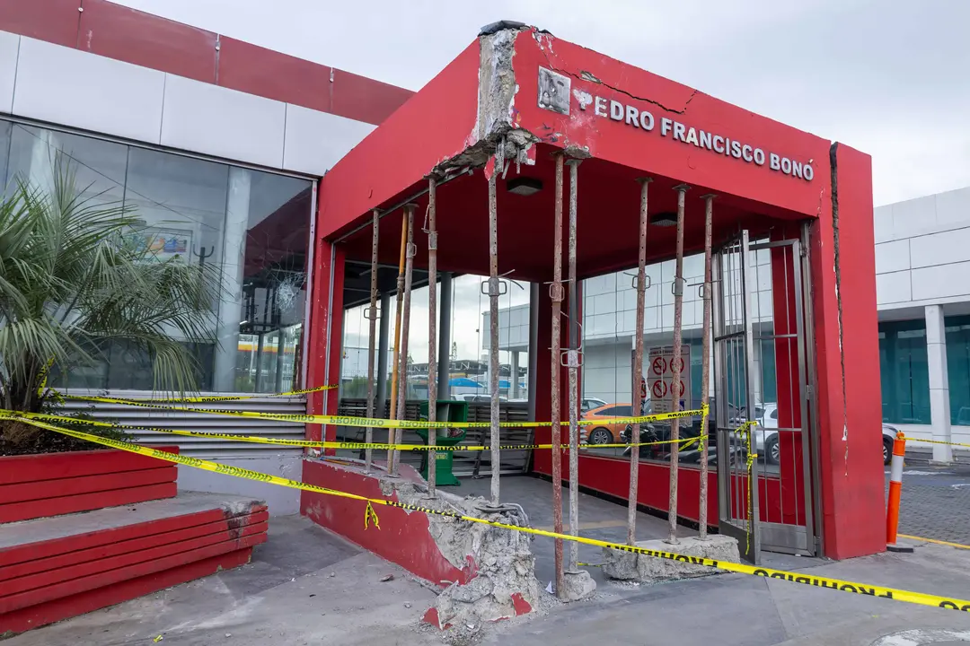 Fachada de la estaci&oacute;n Pedro Fco. Bon&oacute; luego del accidnete | Foto externa.&nbsp;