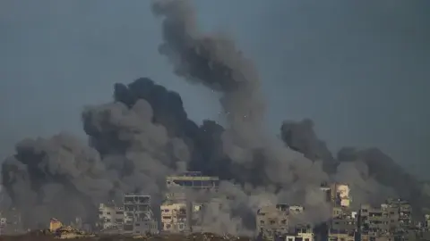 Diez muertos durante nuevos bombardeos nocturnos en Gaza pese a negociaciones de alto el fuego