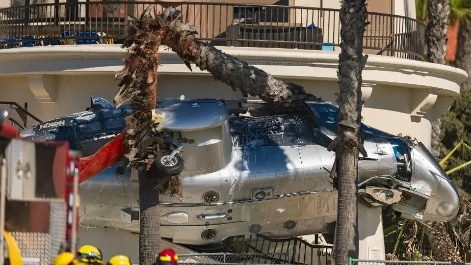 Helic&oacute;ptero cae en Huntington Beach y deja cinco heridos en California | Foto externa.