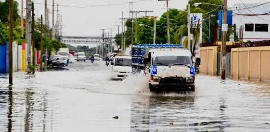 Avenida La Pista en El Almirante se convierte en r&iacute;o por lluvias de la tormenta Melissa | FOTO EXTERNA