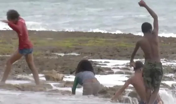 Defensa Civil rescata a varios menores que se ba&ntilde;aban en el mar en San Pedro de Macor&iacute;s | FOTO EXTERNA
