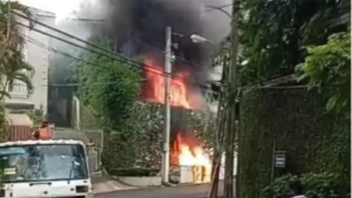 Incendio que consumi&oacute; parte de la vivienda tras la detonaci&oacute;n | <b>FOTO EXTERNA</b>.