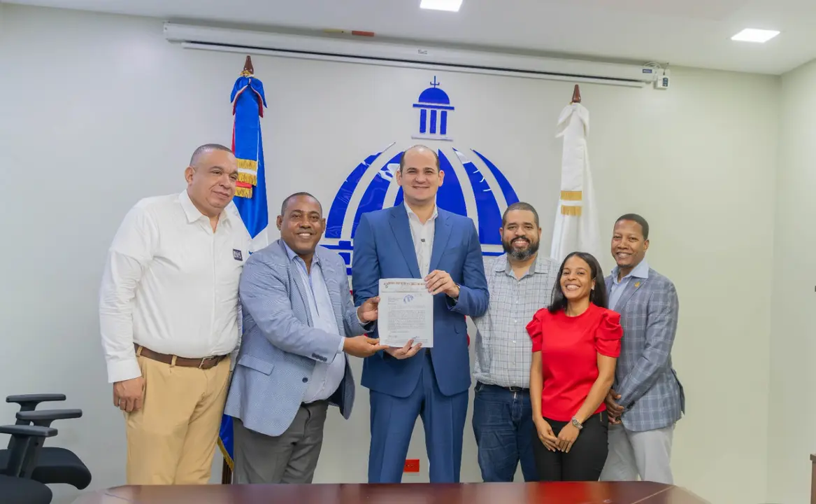 El director de INABIE recibiendo la carta.