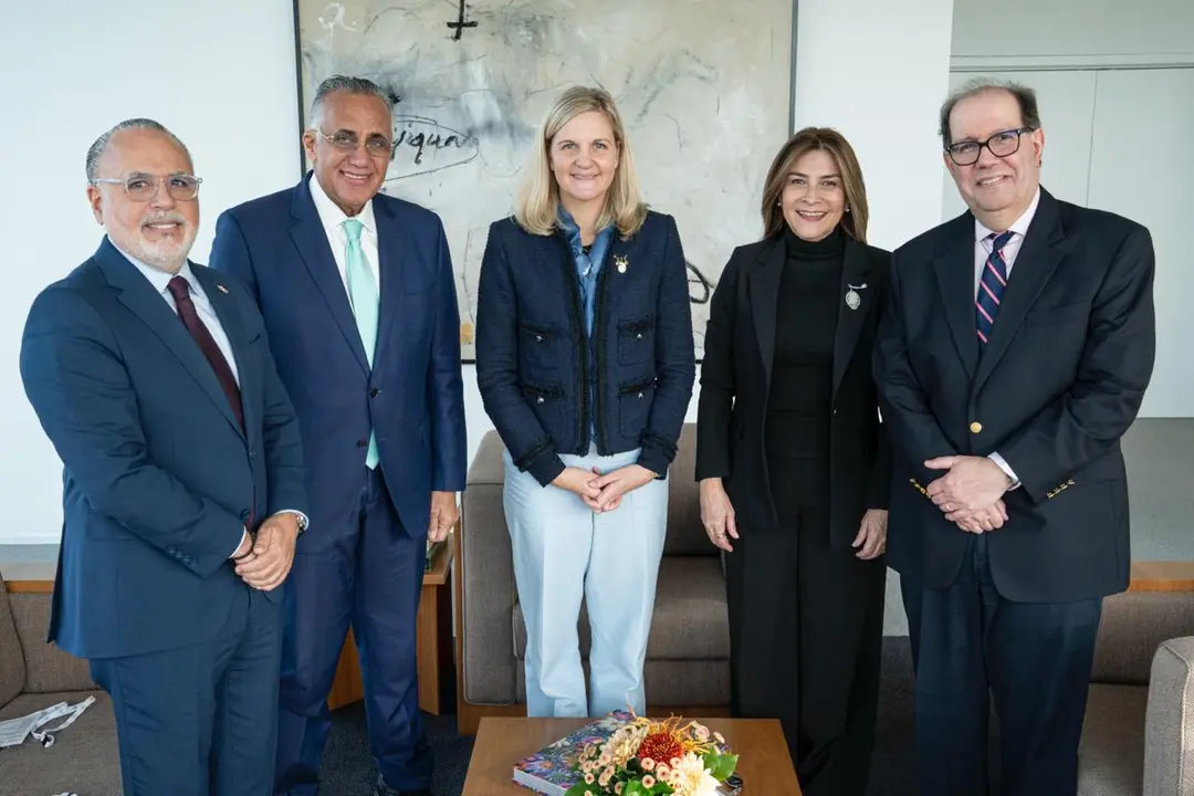 Carolina Mej&iacute;a junto a la presidenta del COI, Kirsty Coventry, durante el encuentro en Lausana, Suiza | FOTO EXTERNA