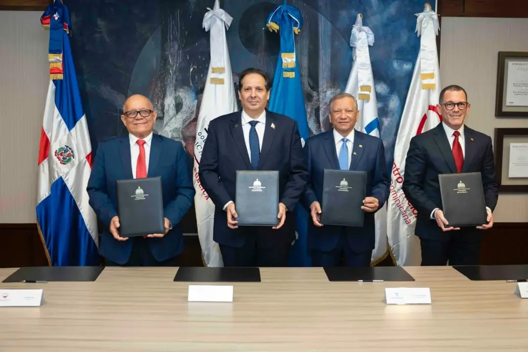 os representantes de Banreservas, ARS Reservas, Salud P&uacute;blica y Hemocentro durante la firma del acuerdo | FOTO EXTERNA