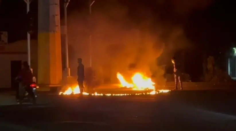 Residentes de San Francisco de Macor&iacute;s protestan encendiendo neum&aacute;ticos por el apag&oacute;n | FOTO EXTERNA