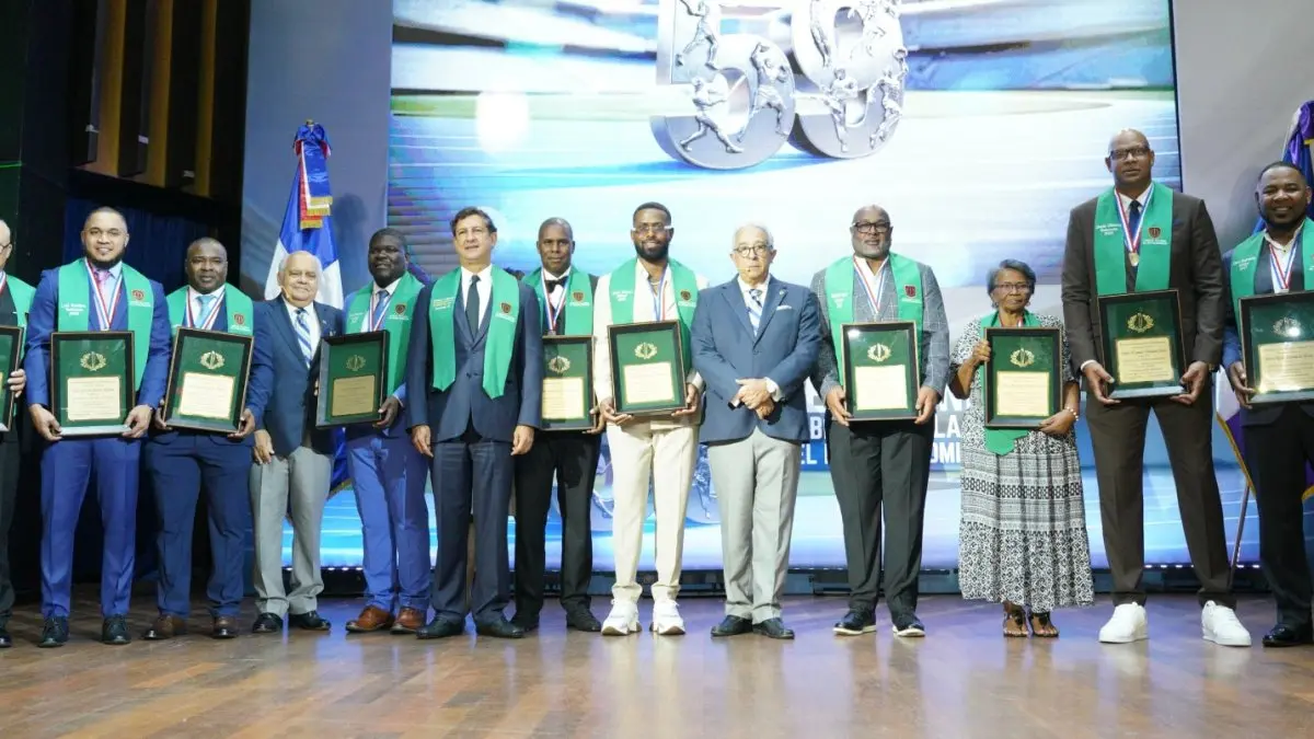 Los nuevos inmortales Jos&eacute; Reyes y Charlie Villanueva junto a otros atletas exaltados | FOTO EXTERNA