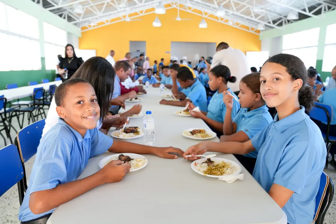 Plato modelo del men&uacute; escolar del INABIE, destacando la variedad de nutrientes. | FOTO EXTERNA