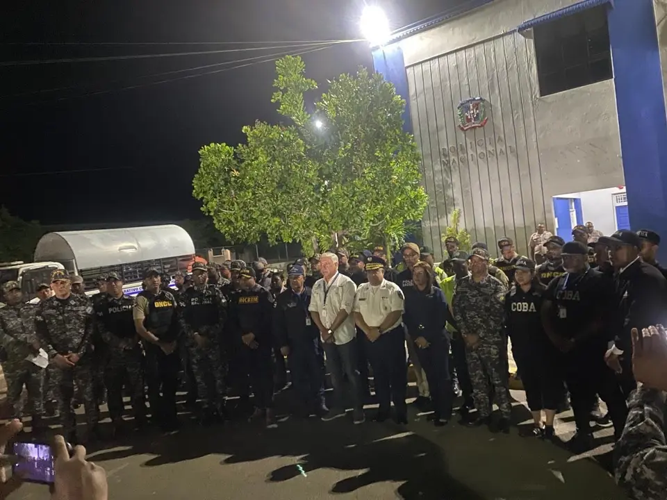 Unidades de la Polic&iacute;a Nacional y el Ministerio P&uacute;blico coordinando la estrategia del operativo en S&aacute;nchez Ram&iacute;rez. | FOTO EXTERNA
