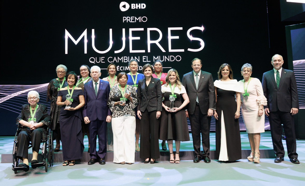 Steven Puig, presidente del Banco BHD, dirigi&eacute;ndose a los asistentes durante la ceremonia de premiaci&oacute;n en el Teatro Nacional. | FOTO EXTERNA
