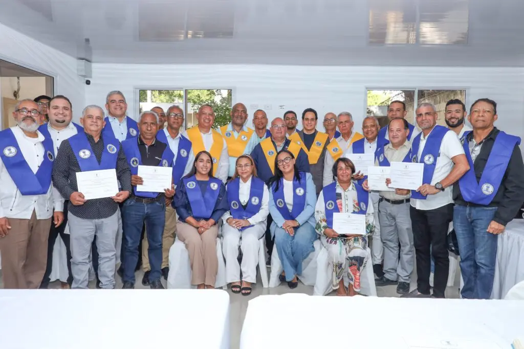 Dirigentes municipales y j&oacute;venes l&iacute;deres del PRM participando activamente en el Taller de Formaci&oacute;n Pol&iacute;tica en el municipio de Esperanza. | FOTO EXTERNA