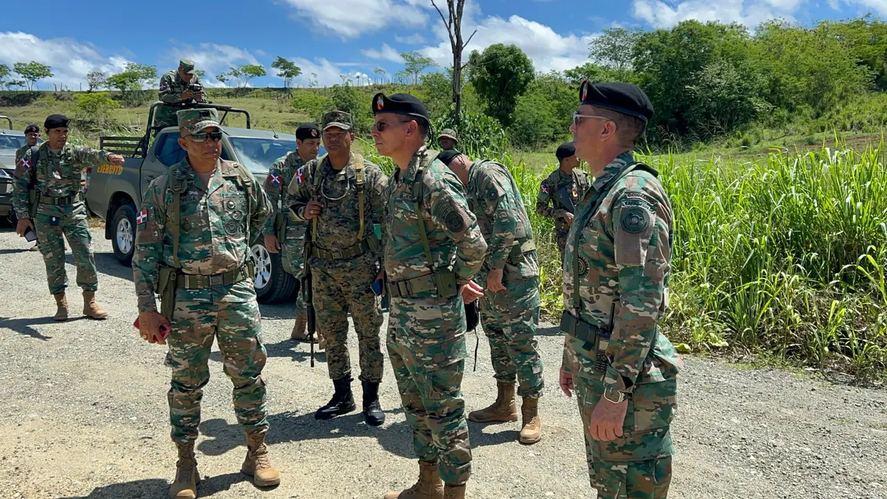 El Comandante General durante la inspecci&oacute;n en la frontera | FOTO EXTERNA