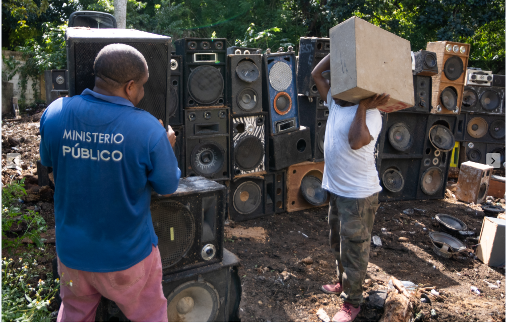 El Ministerio P&uacute;blico supervisa la destrucci&oacute;n de miles de bocinas y equipos decomisados en los dep&oacute;sitos de Arroyo Hondo | FOTO EXTERNA