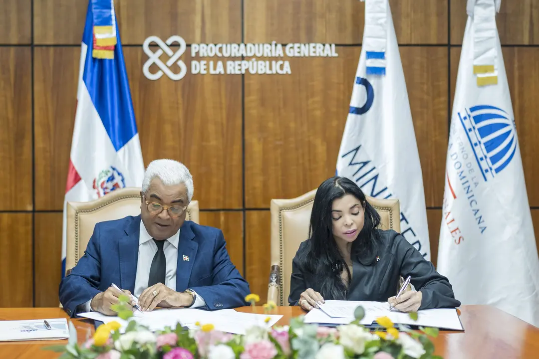 La procuradora Yeni Berenice Reynoso y Rafael Burgos G&oacute;mez firman el acuerdo de usufructo. | FOTO EXTERNA