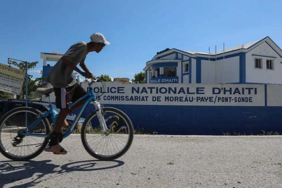 La polic&iacute;a nacional alert&oacute; que, tras los asaltos, el 50% de la regi&oacute;n de Artibonite, un corredor clave, cay&oacute; bajo el control de los grupos criminales, forzando a cientos de sobrevivientes a huir. | FOTO EXTERNA.
