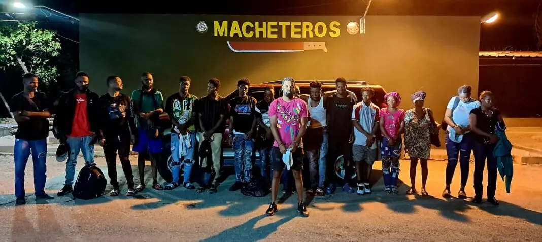 Soldados del Ej&eacute;rcito de Rep&uacute;blica Dominicana detienen una camioneta con 17 nacionales haitianos indocumentados en Valverde | FOTO EXTERNA.