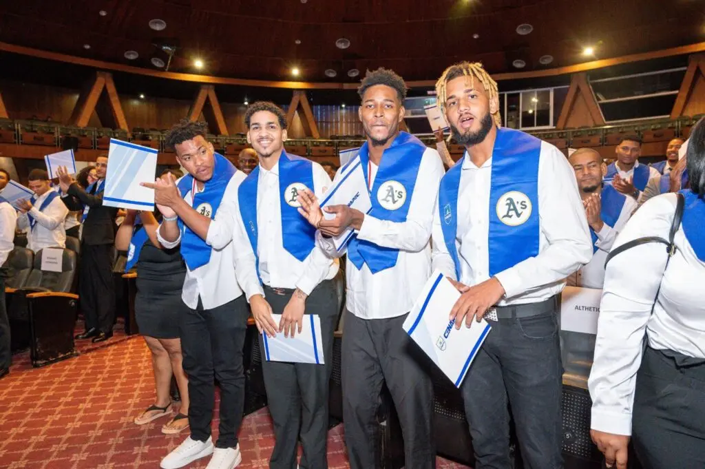 Con esta investidura, la instituci&oacute;n suma un total de 1,036 graduados a nivel nacional correspondientes al a&ntilde;o escolar 2024-2025, destacando la inclusi&oacute;n de j&oacute;venes de academias de b&eacute;isbol de Grandes Ligas. | FOTO EXTERNA.