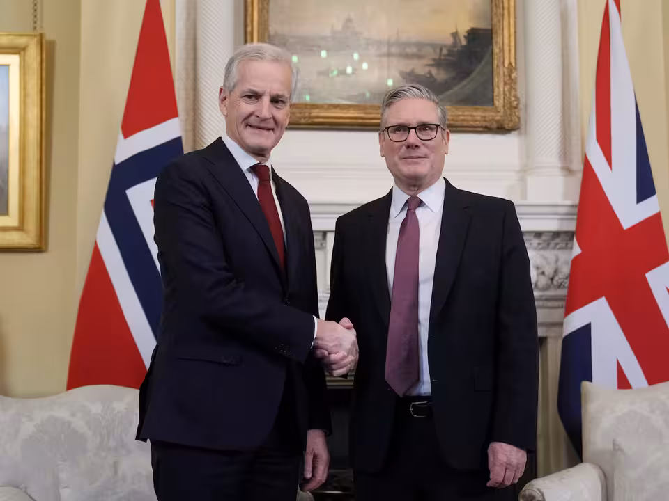 El primer ministro brit&aacute;nico, Keir Starmer, junto al jefe de Gobierno noruego, Jonas Gahr Store, tras firmar el acuerdo de defensa en Londres | FOTO EXTERNA.