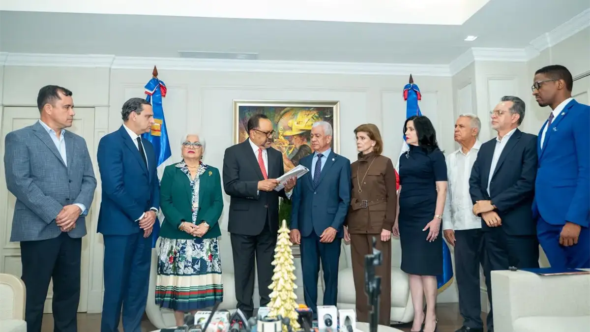 El presidente del Senado, Ricardo de los Santos, recibe el Anteproyecto de Ley Org&aacute;nica de la Polic&iacute;a Nacional de manos de Antoliano Peralta | FOTO EXTERNA.