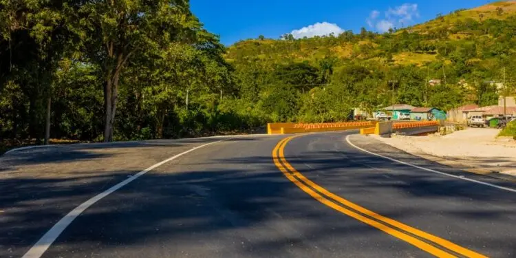 Vista a&eacute;rea de la nueva carretera reconstruida que conecta El Cercado y Hondo Valle | FOTO EXTERNA
