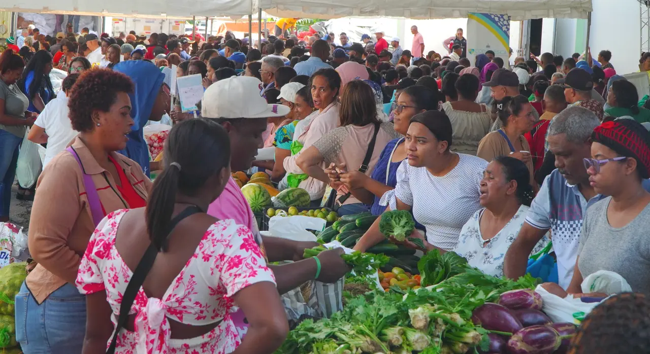 Consumidores adquieren productos frescos en la feria del Inespre en San Juan de la Maguana | FOTO EXTERNA