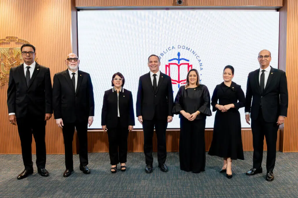 El juez presidente Henry Molina encabeza la sesi&oacute;n plenaria con los nuevos integrantes del alto tribunal | FOTO EXTERNA