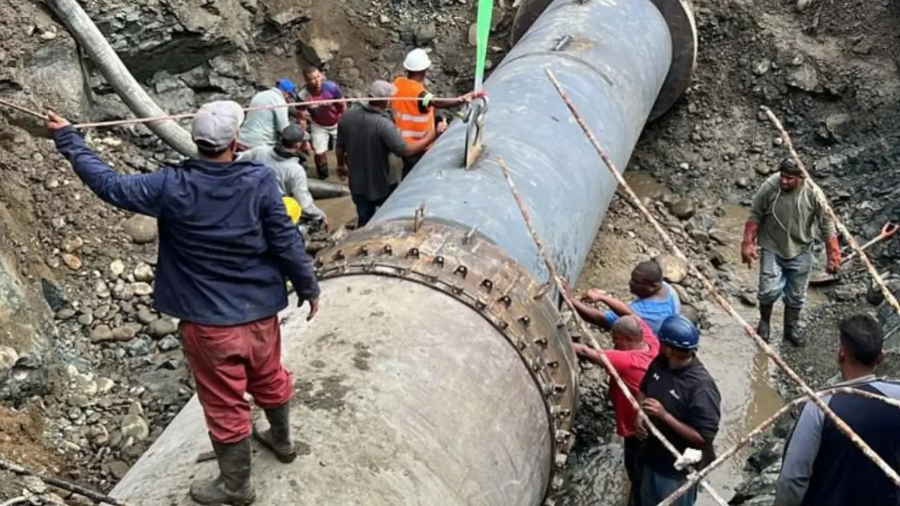 Brigadas t&eacute;cnicas y equipos pesados trabajan en la soldadura de la tuber&iacute;a averiada en la comunidad de La Zanja | FOTO EXTERNA
