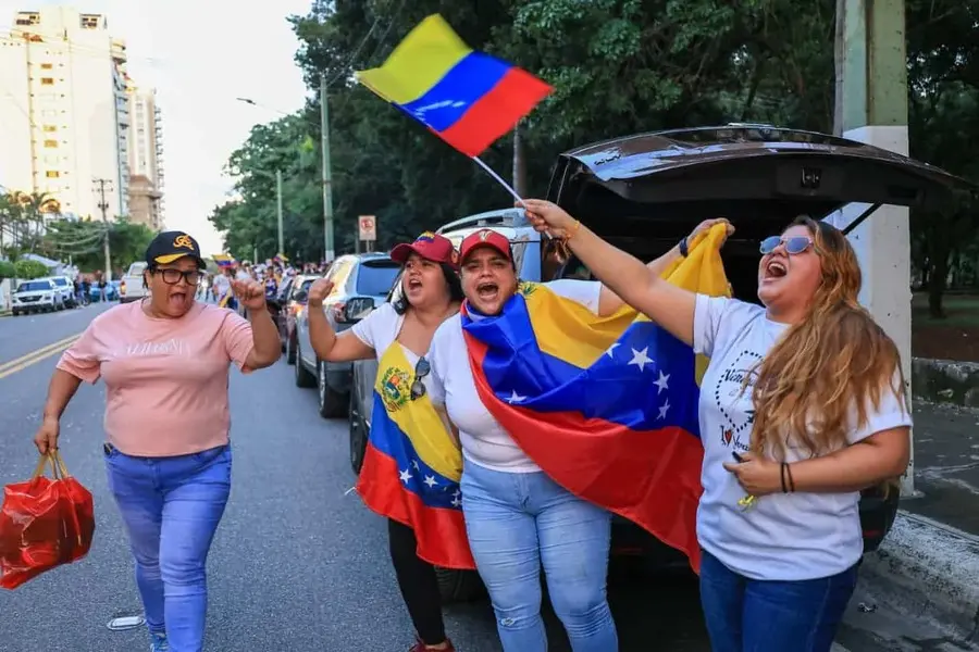Decenas de ciudadanos venezolanos tomaron la avenida Anacaona con banderas y consignas de libertad | FOTO EXTERNA
