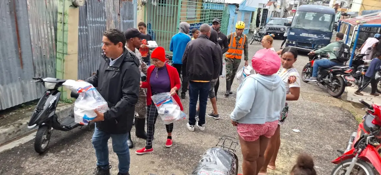 Adem&aacute;s de las familias, el personal de socorro que trabaja en las zonas inundadas recibe raciones alimenticias | FOTO EXTERNA