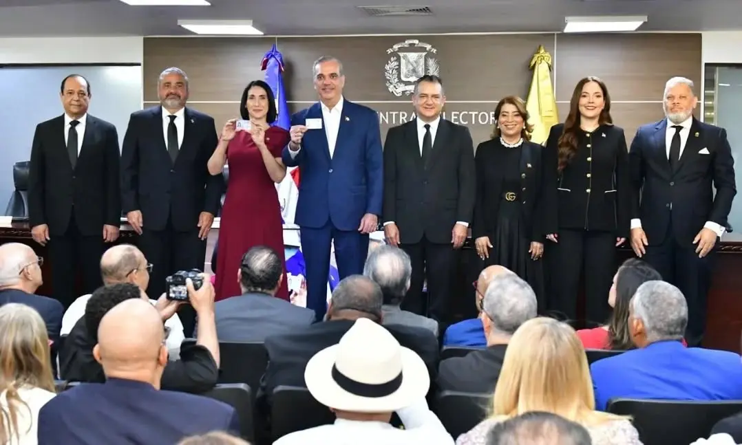 El Pleno de la JCE oficializ&oacute; la entrega de la primera c&eacute;dula con chip electr&oacute;nico y nuevas medidas de seguridad. | FOTO EXTERNA