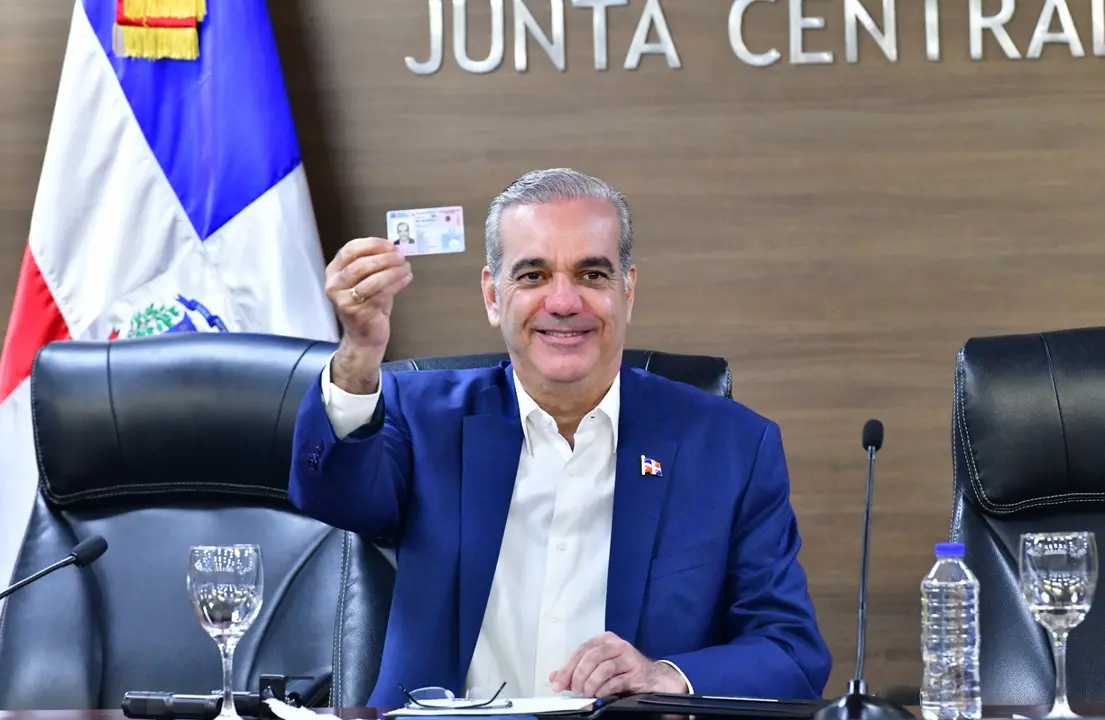 El presidente Luis Abinader muestra su nueva c&eacute;dula | FOTO EXTERNA