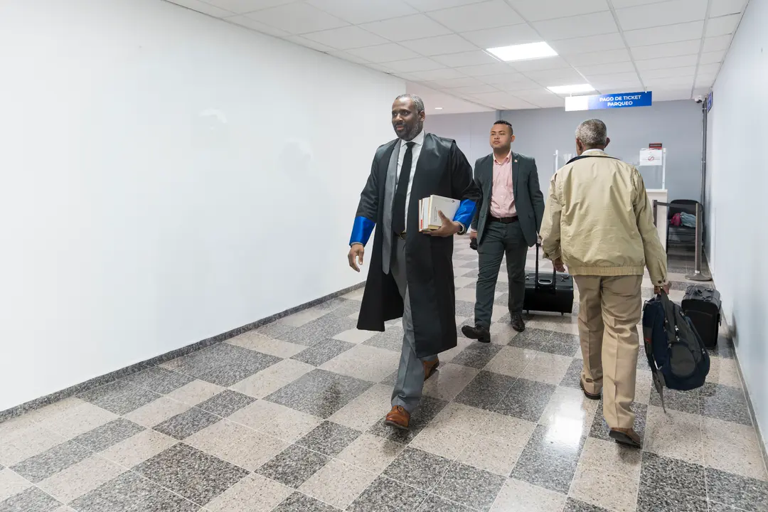 La audiencia se celebra en el Tribunal de Tierras debido a la cantidad de imputados y abogados en el caso SeNaSa. | FOTO EXTERNA