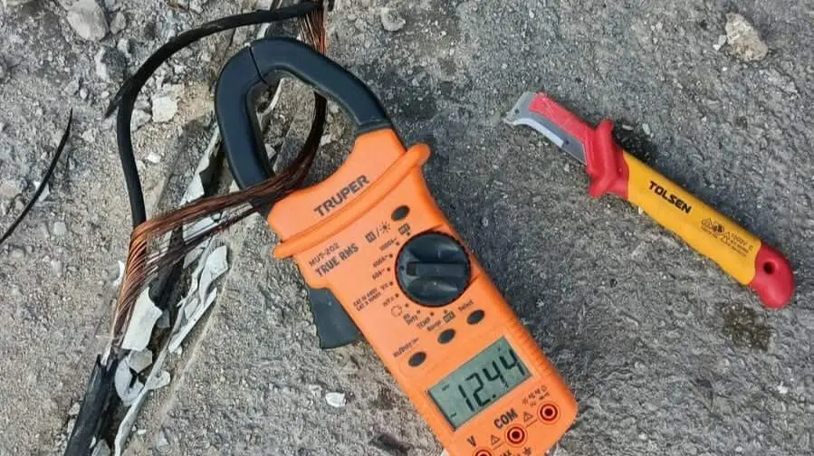 Para retirar el cableado clandestino, las brigadas de Edeeste tuvieron que romper la v&iacute;a p&uacute;blica en el sector Reparto Torre. | FOTO INSTITUCIONAL