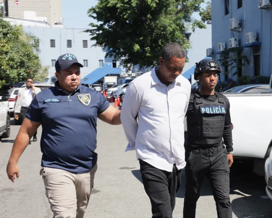 Elias Castillo, alias "El Patr&oacute;n", se entreg&oacute; en la explanada del Palacio de la Polic&iacute;a Nacional con mediaci&oacute;n de los Derechos Humanos. | FOTO EXTERNA