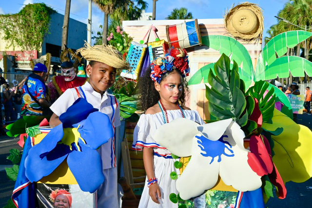 M&aacute;s de 70 comparsas llenaron de color y creatividad el litoral capitalino en un ambiente familiar y seguro. | FOTO: END