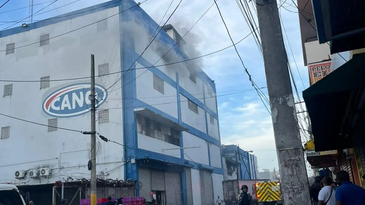 Unidades del Cuerpo de Bomberos trabajan desde tempranas horas para sofocar el incendio en la avenida Duarte. | FOTO: FUENTE EXTERNA