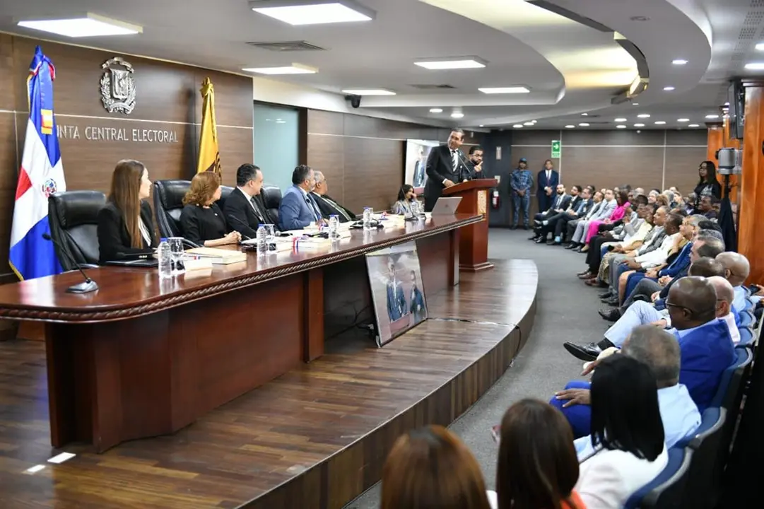 El Pleno de la JCE, encabezado por Rom&aacute;n J&aacute;quez, presenta el cronograma electoral 2028 y el libro de resultados 2024. | FOTO: JCE