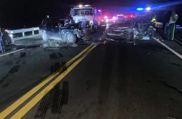 El choque frontal entre una yipeta y un carro dej&oacute; tres v&iacute;ctimas mortales en la circunvalaci&oacute;n de Ban&iacute;. | FOTO  EXTERNA