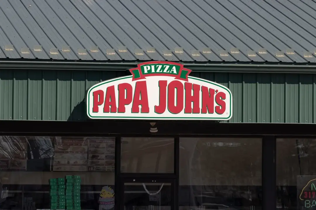 Papa John's planea cerrar unos 300 locales en Estados Unidos hacia finales de 2027 por bajo rendimiento. | FACHADA DE UNA DE SUS SUCURSALES