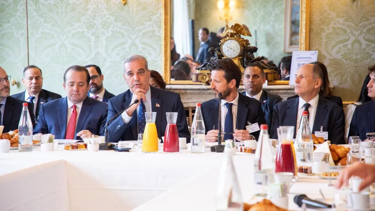 El presidente Luis Abinader durante el encuentro con empresarios en Par&iacute;s. | FOTO PRESIDENCIA