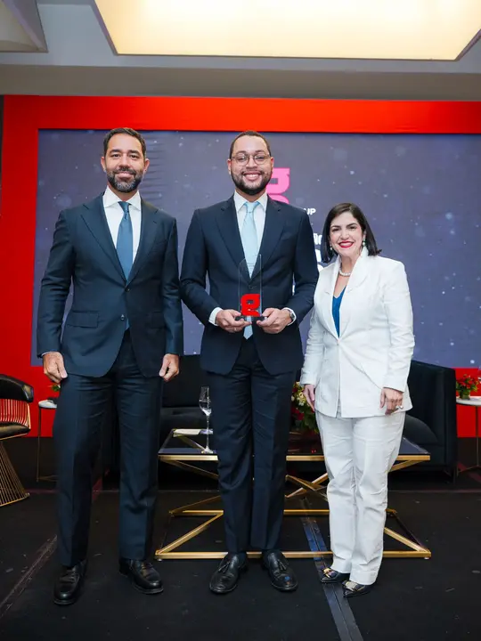 El periodista y consultor Cristian Cabrera durante la ceremonia de premiaci&oacute;n. | FOTO EXTERNA